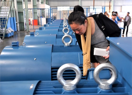 皖南电机:经销商在细看产品 皖南电机:经销商在细看产品