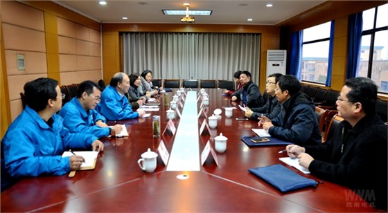 管兵向调研组汇报专利工作情况 管兵向调研组汇报专利工作情况