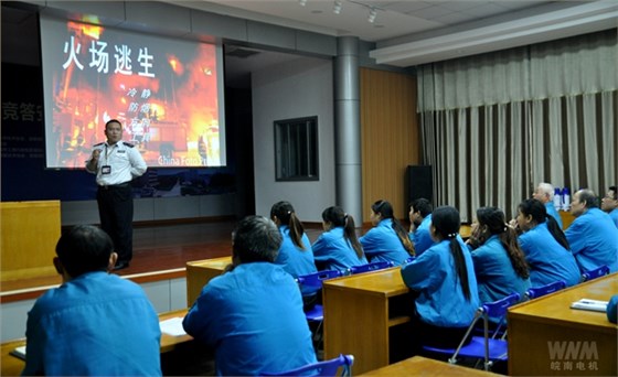 马教官在讲授火场逃生方法 马教官在讲授火场逃生方法