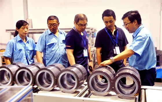 国家安标中心评审人员在皖南电机生产现场取证 国家安标中心评审人员在皖南电机生产现场取证