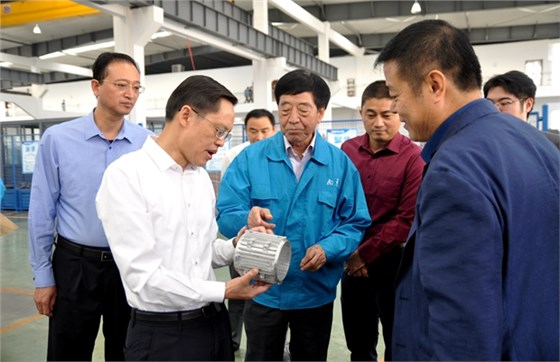 董事长陈根喜陪同县委书记耿鹏在车间参观 董事长陈根喜陪同县委书记耿鹏在车间参观