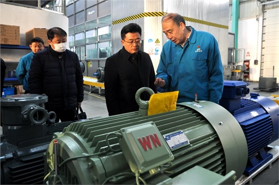 图为管兵正在向省科技厅领导介绍皖南电机产品 图为管兵正在向省科技厅领导介绍皖南电机产品