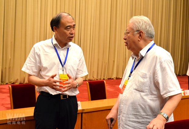 皖南电机管总与机械部副部长陆燕荪在会上交流 皖南电机管总与机械部副部长陆燕荪在会上交流