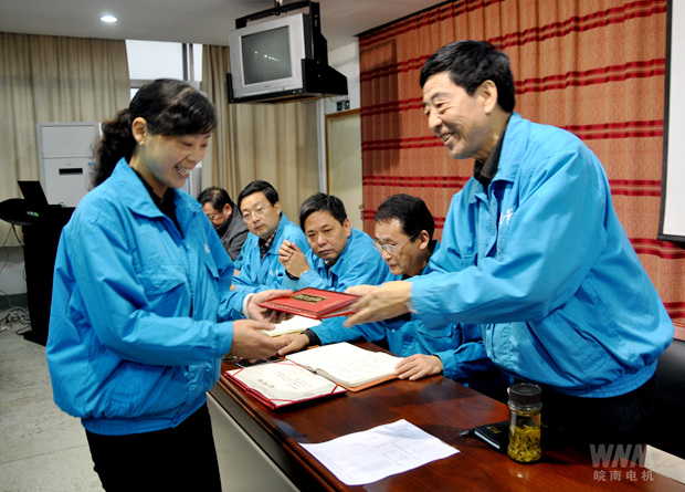 董事长陈根喜为获奖部门颁奖 董事长陈根喜为获奖部门颁奖