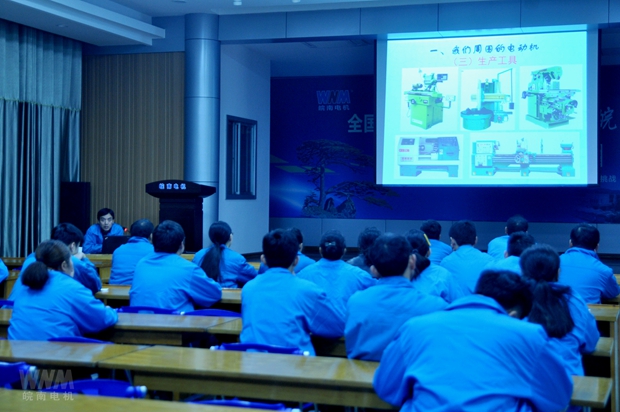 新学员在接受工艺知识培训 新学员在接受工艺知识培训