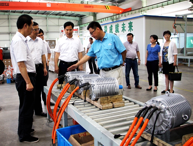 钱晓康局长参观新能源汽车电机生产线 钱晓康局长参观新能源汽车电机生产线