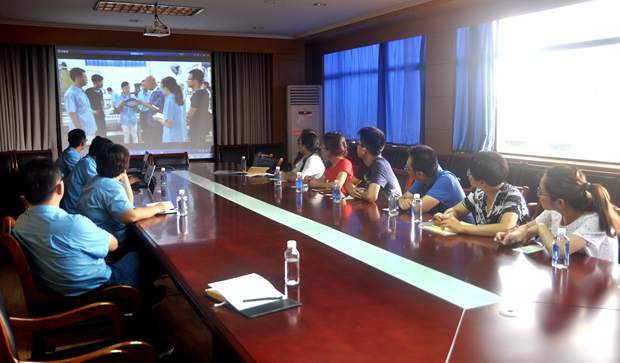 老师在观看皖南电机宣传短片 老师在观看皖南电机宣传短片