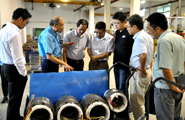 皖南电机管总陪同徐总经济师在车间调研 皖南电机管总陪同徐总经济师在车间调研