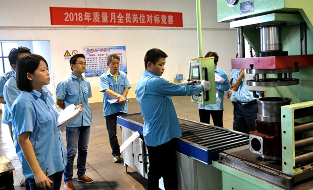 对标竞赛员工操作一丝不苟 对标竞赛员工操作一丝不苟