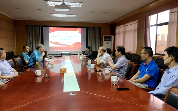 安徽省科技厅创新发展规划处黄河清处长等一行在县科商经信局的陪同下 安徽省科技厅创新发展规划处黄河清处长等一行在县科商经信局的陪同下