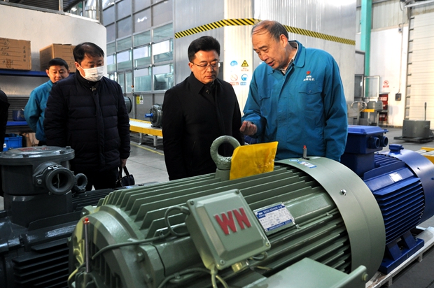 图为管兵正在向省科技厅领导介绍皖南电机产品 图为管兵正在向省科技厅领导介绍皖南电机产品